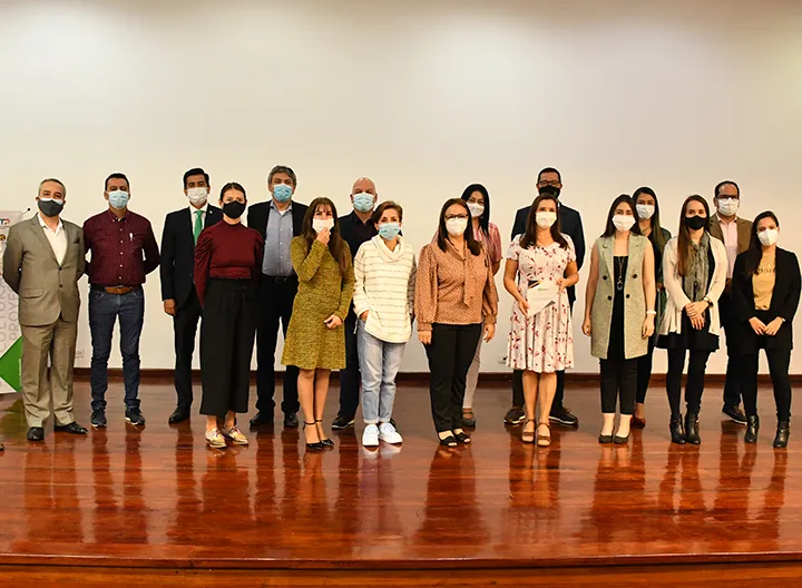 Rectores de las universidades de la red de pie, en dos filas en el escenario del teatro.