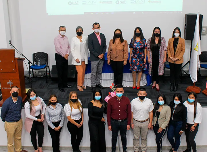 En el auditorio del campus, en dos filas se ubicron los asistentes a la firma del convenio, directivos, docentes y estudiantes