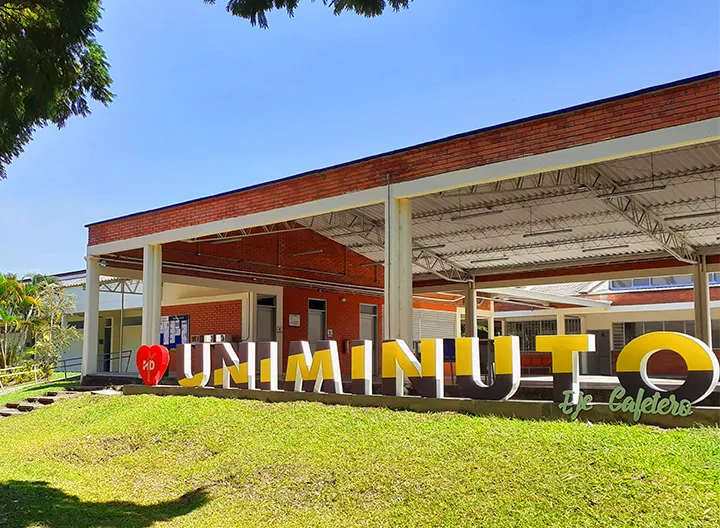 Letrero gigante UNIMINUTO ubicado en el campus Rafael García Herreros en Pererira. 