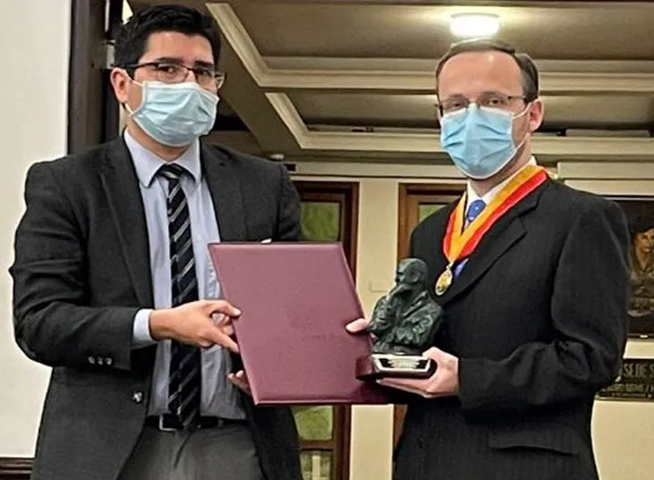 Profesor recibe premio de periodismo Álvaro Gómez Hurtado