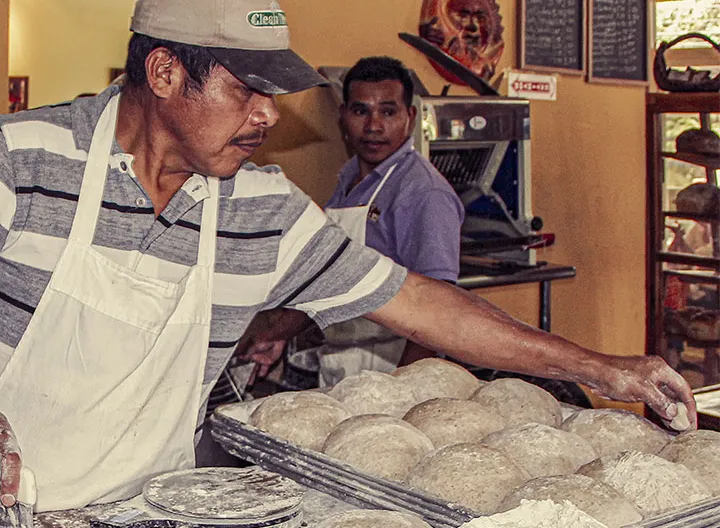 Hombre trabajando en panaderia