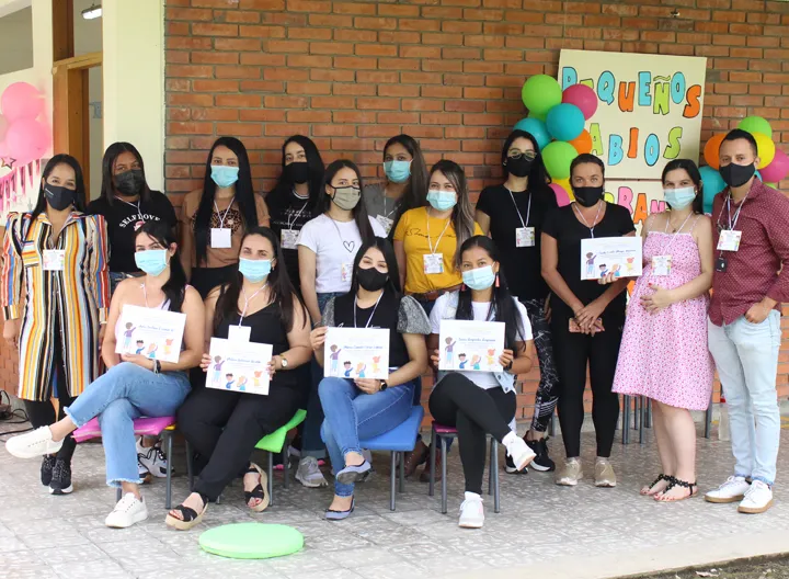 Grupo de estudiantes mujeres reunidas con su mención especial. Usan tapabocas y están acompañadas de los docentes. 