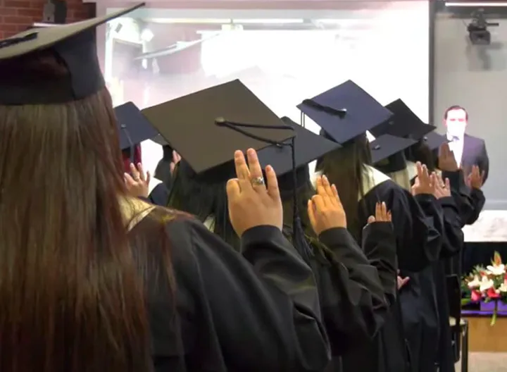 Estudiantes en Ceremonia de grados en un Auditorio