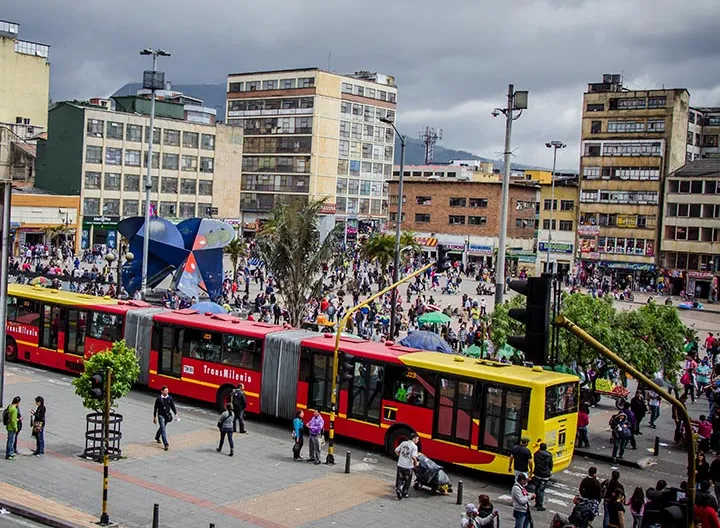 Personas en el centro de Bogota al cerca estación transmilenio