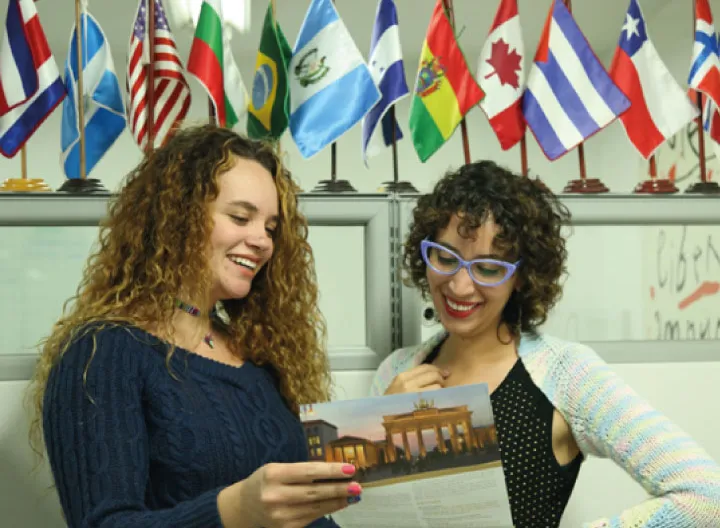 Estudiantes universitarias revisando destinos de intercambio 