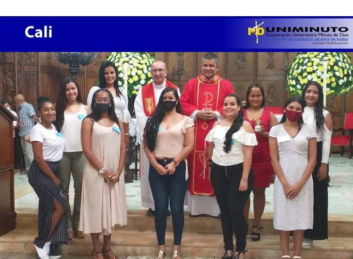 Grupo de estudiantes recibiendo la confirmación con el área de Pastoral Cali