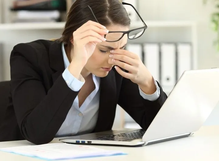 Consejos para descansar sus ojos del uso prolongado de pantallas 