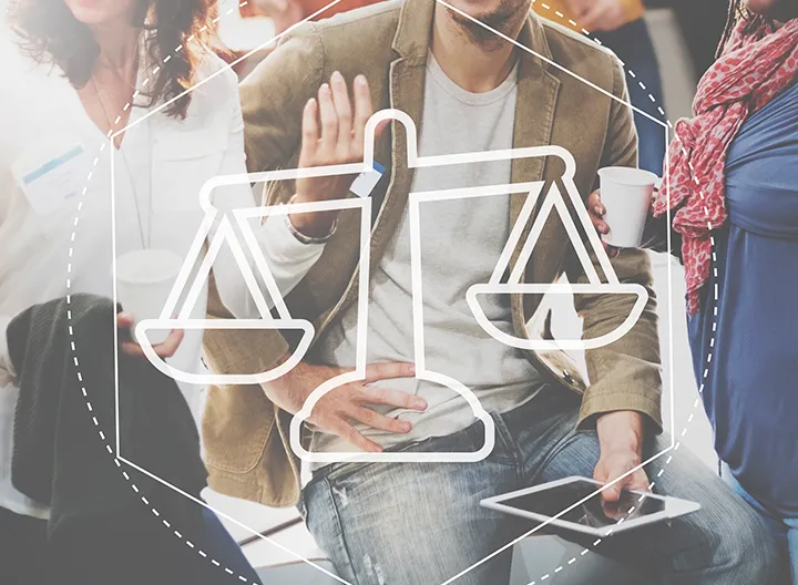 Imagen de Justicia en holograma, al fondo jóvenes en debate. 