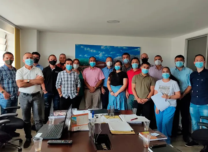 Exposición de proyecto en sala de juntas