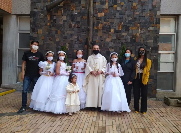 El pasado 31 de julio, se realizaron las primeras comuniones de los familiares de los miembros de nuestra comunidad universitaria.