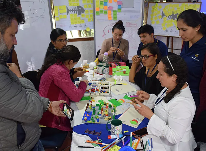Cinco personas trabajando en un taller educativo