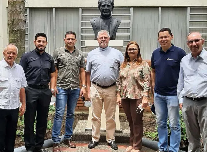 Los 6 invitados Eudistas a la sede y la vicerrectora, posan en una fila en el área del busto del padre Ragael García Herreros