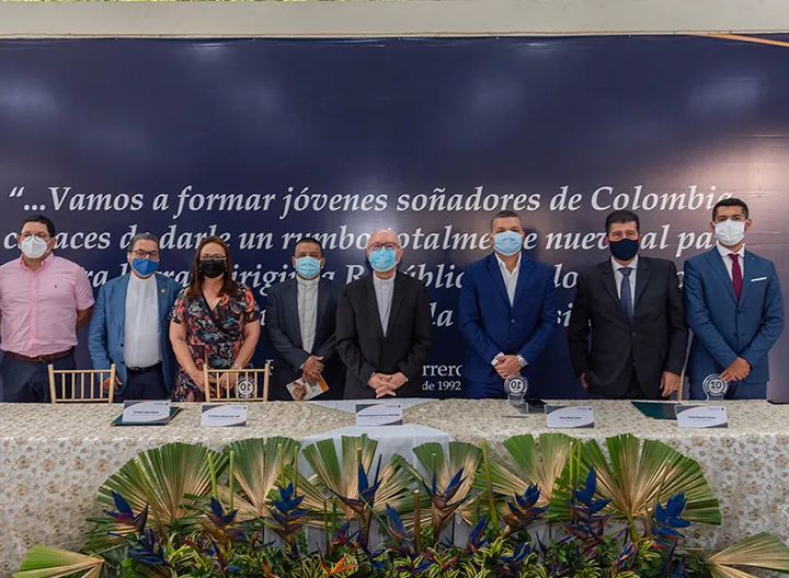 Rectores, obispo y mandatarios locales junto a la vicerrectora regional, posan en la  foto oficial del evento