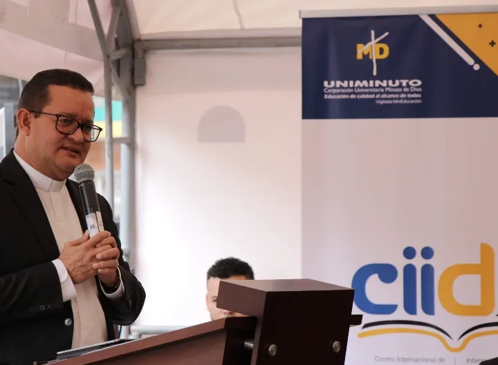 Foto padre Harold Castilla Devoz