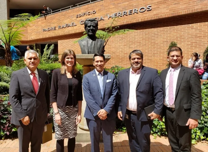 En la foto: Dr. Fredy Cárdenas, Dra. Mary Stegmaier, Dr. Miguel Ayllon, Dr. Carlos Vásquez y Dr. Camilo Velandia en UNIMINUTO Rectoría Bogotá Sede Principal.