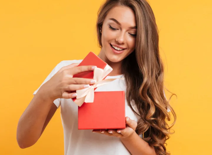 Mujer abre regalo