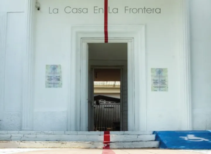 Entrada casa en la frontera