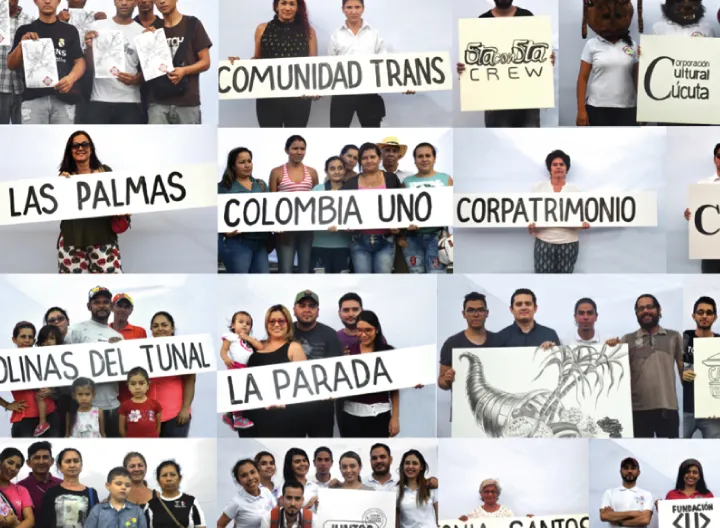 Personas con carteles