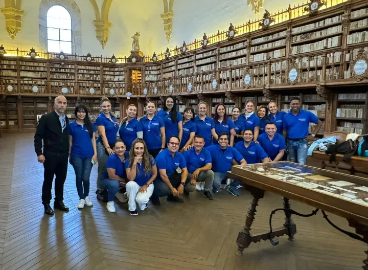 Grupo de estudiantes realizando su opción de grado en España