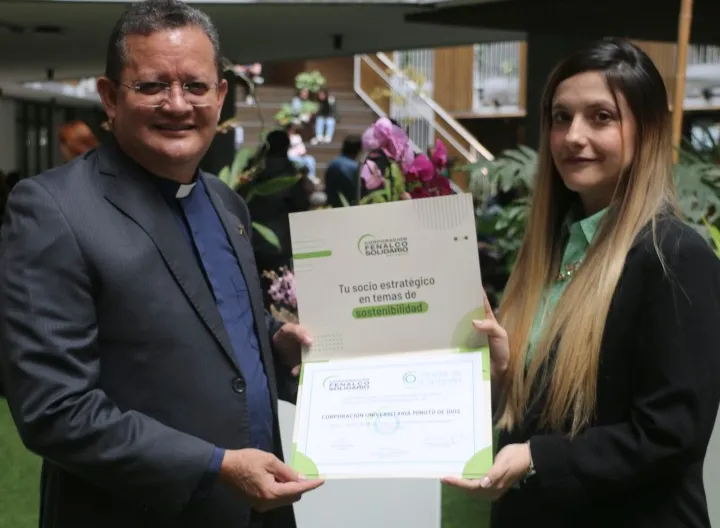 Rector de UNIMINUTO recibiendo reconocimiento de fenalco solidario