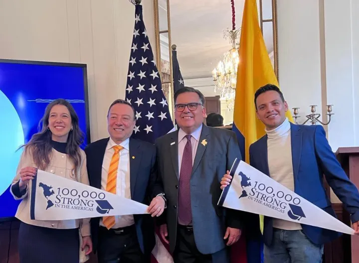 Representantes UNIMINUTO con bandera 100k