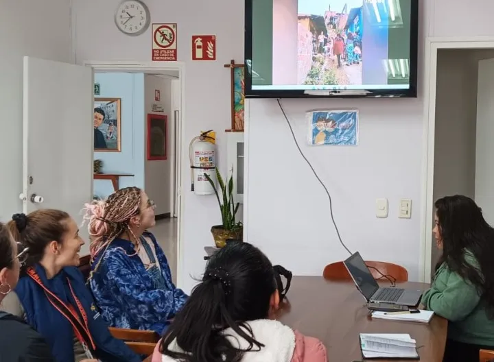 Personas viendo una presentación