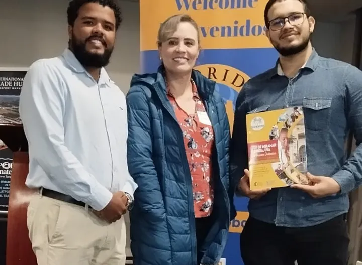 Estudiantes de UNIMINUTO al lado de la docente en el Summit Cities 2024
