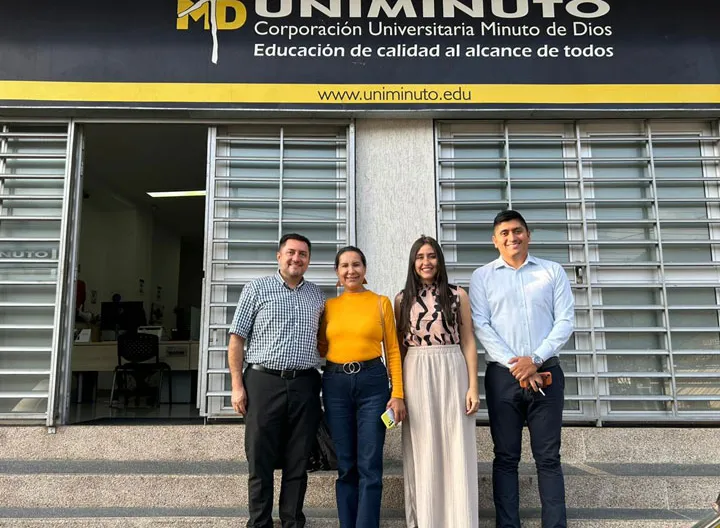 Personal de la Universidad Politécnica Estatal del Carchi y UNIMINUTO en las instalaciones del CU Chinchiná