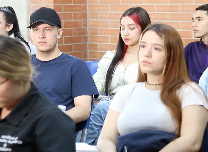 Estudiantes de UNIMINUTO recibiendo clases en el aula 