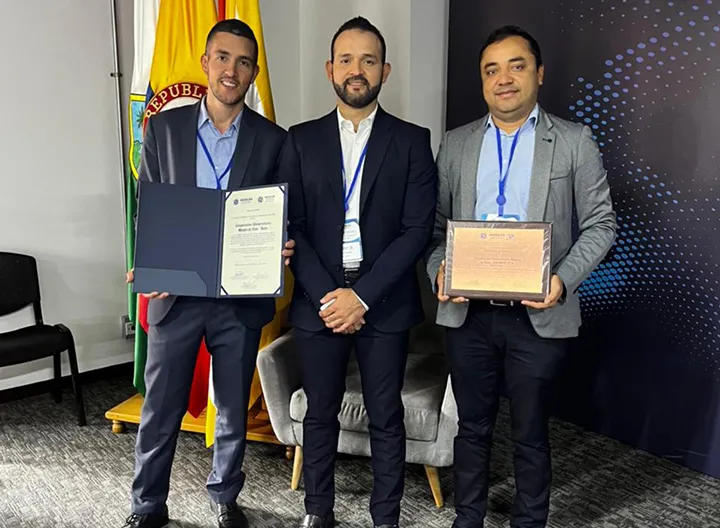 Decanos y docentes UNIMINUTO recibiendo reconocimientos de ASCOLFA