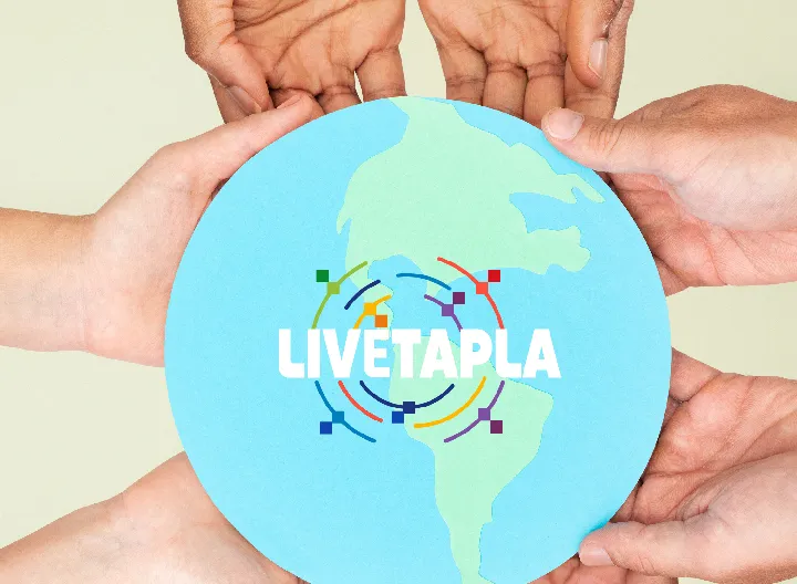 Manos sosteniendo un mundo