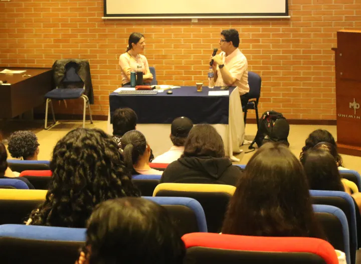 Ponentes del seminario en el auditorio de UNIMINUTO dictando una conferencia sobre clínica psicología. 