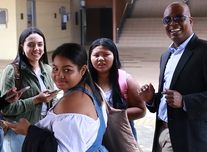 Estudiantes semilleristas y docente investigador en UNIMINUTO