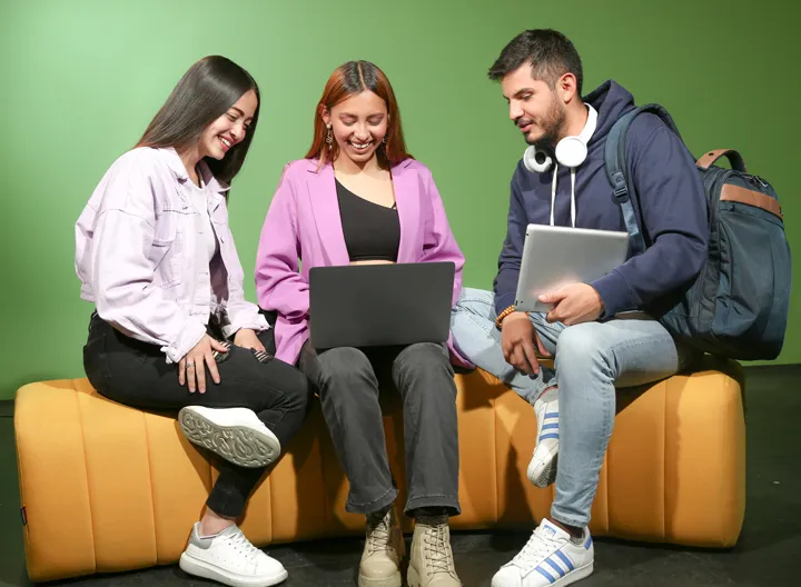 estudiantes con computador de UNIMINUTO