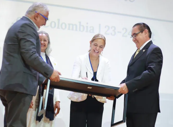 Rectores firmando convenio interuniversitario