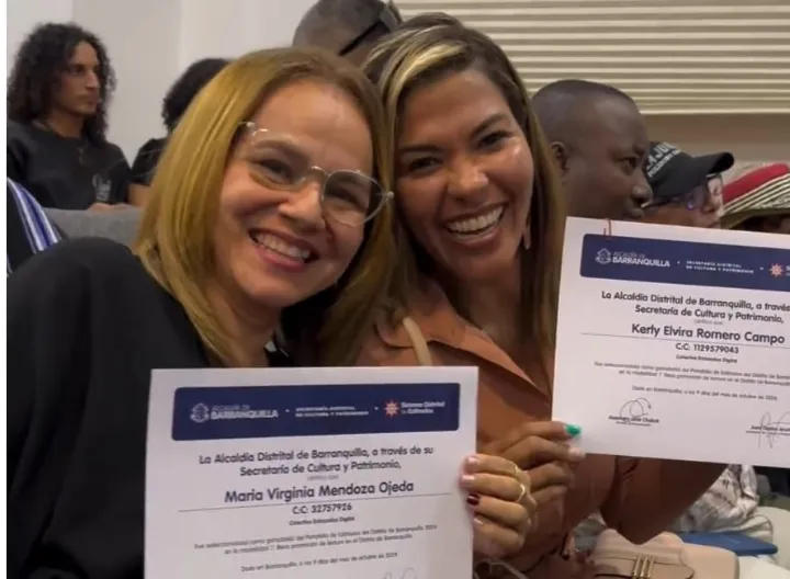 Dos mujeres sonriendo felices con su reconocimiento 
