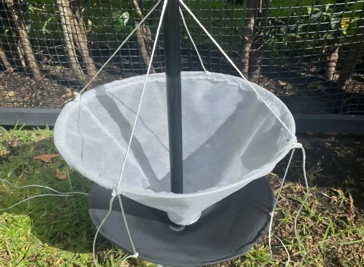 Recolector de agua por condensación del aire húmedo tipo embudo