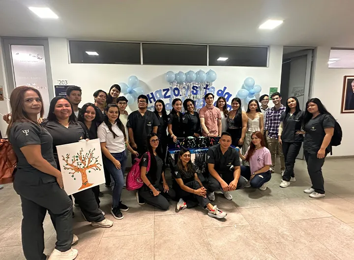 Un grupo de estudiantes y profesionales de Psicología de UNIMINUTO Centro Universitario Cúcuta se reúne durante una actividad de sensibilización sobre la salud mental. 
