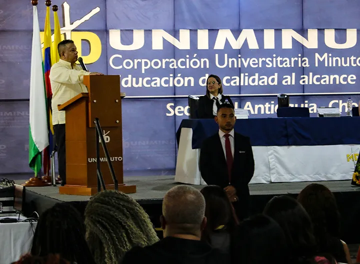 Rector de UNIMINUTO Seccional Antioquia - Chocó, en su discurso de la ceremonia de becas
