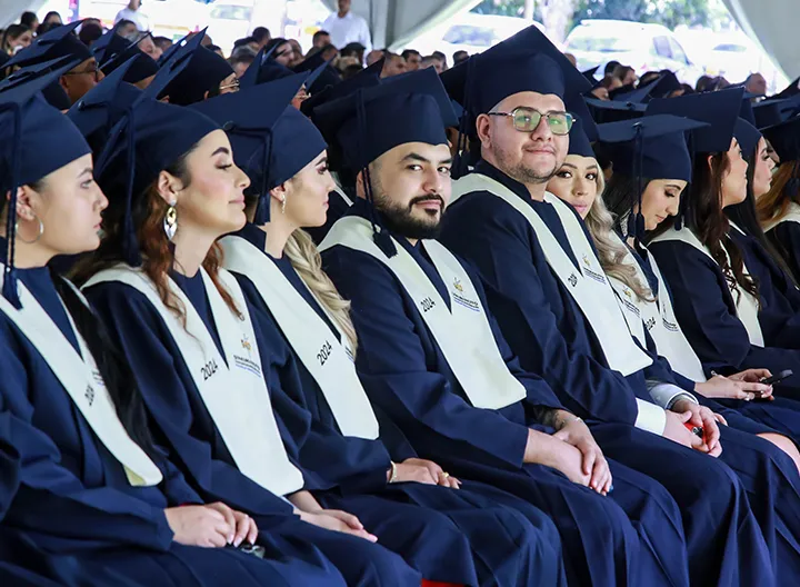 Estudiantes con toga y birrete en la ceremonia de grados de UNIMINUTO Seccional Antioquia - Chocó