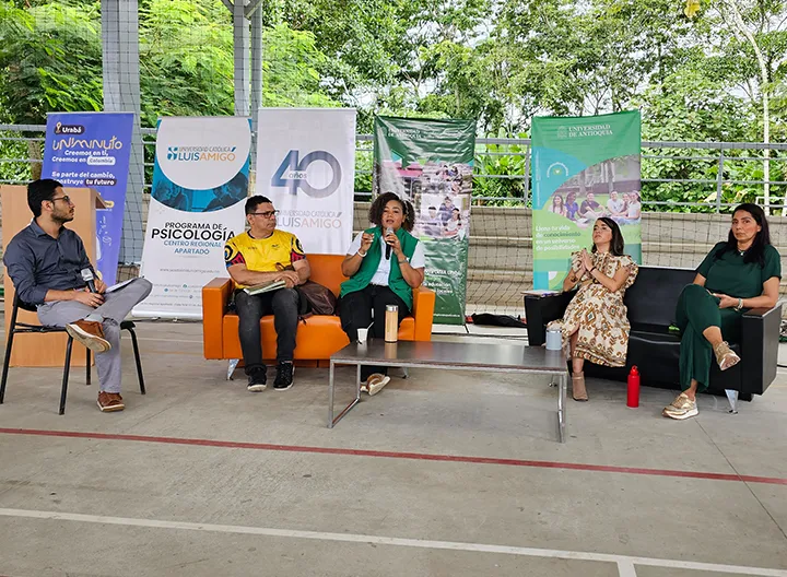 Cinco ponentes hablando durante el XI Foro Subregional en Urabá.