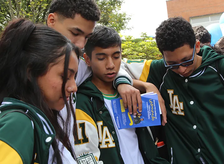 Estudiantes de colegio visitando la sede de UNIMINUTO seccional Antioquia - Chocó