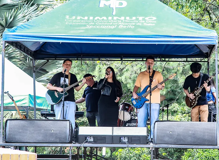 Banda de música en el escenario de UNIMINUTO.