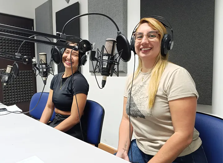Estudiantes pertenecientes al semillero en la cabina de radio grabando el podcast.