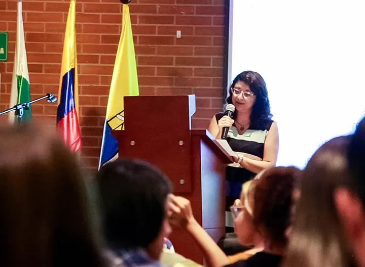 Ponente dictando su conferencia en el encuentro por la paz de UNIMINUTO Seccional Antioquia - Chocó