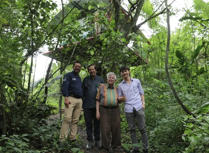 Foto del padre Diego Jaramillo en el Agroparque Sabio Mutis