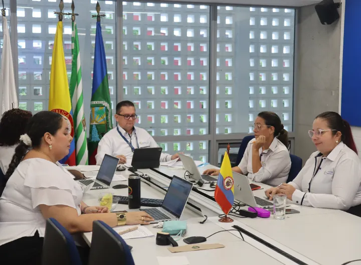 Rector en reunión plan estratégico