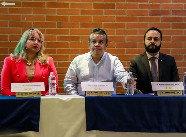 Directora de Alinin, rector de UNIMINUTO y decano de facultad en el congreso internacional.