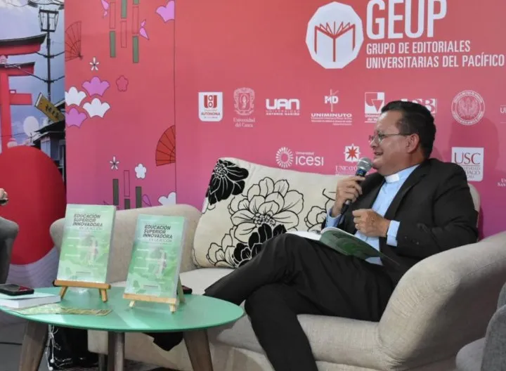 Foto del padre Harold Castilla, rector de UNIMINUTO