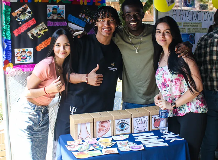 Estudiantes de Psicología de UNIMINUTO en la feria de los 15 años del programa.
